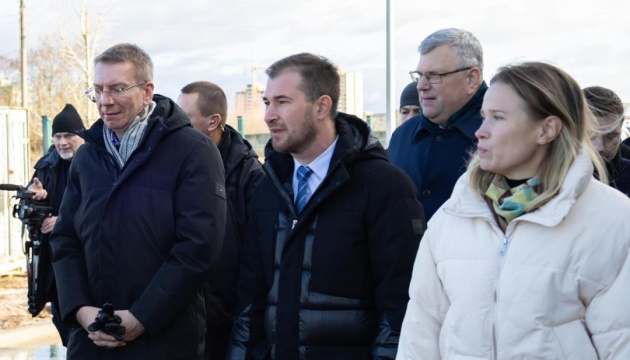 Президент Латвії відвідав модульне містечко у Чернігові