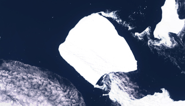 Найбільший у світі айсберг вперше за десятиліття зрушив з місця