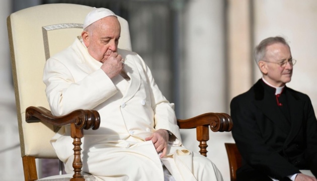 Папа Франциск через застуду пройшов обстеження у римській лікарні