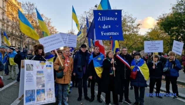 Росія використовує сексуальне насильство як зброю в Україні - мітинг у Франції