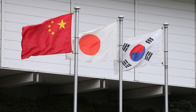 Топдипломати Китаю, Південної Кореї та Японії проводять першу за чотири роки зустріч