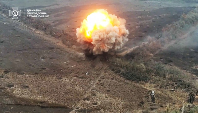 Grenzer zeigen Zerstörung des russischen Panzerminen-Depots