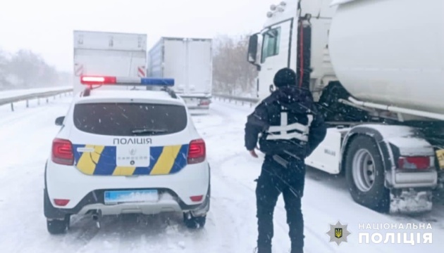 Traffic banned on Odesa-Kyiv highway due to bad weather