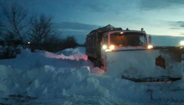 На Миколаївщині витягли зі снігових заметів автобус із дітьми та шість «швидких»