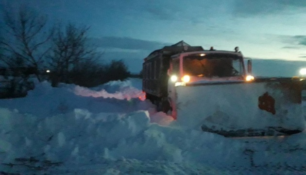 Oblast Mykolajw: Reisebus mit Kindern und sechs Rettungswagen aus Schnee befreit