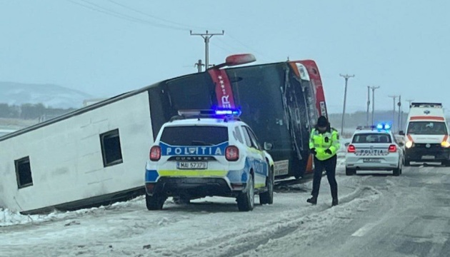 У Румунії через снігопад перекинувся автобус із пасажирами, є постраждалі