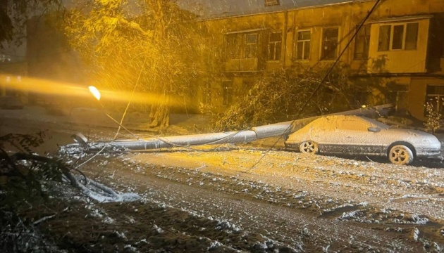 Негода в Україні: знеструмлення є в сімнадцяти областях