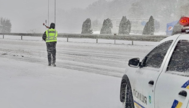 Поліцейські вночі витягли зі снігових заметів понад 2150 авто