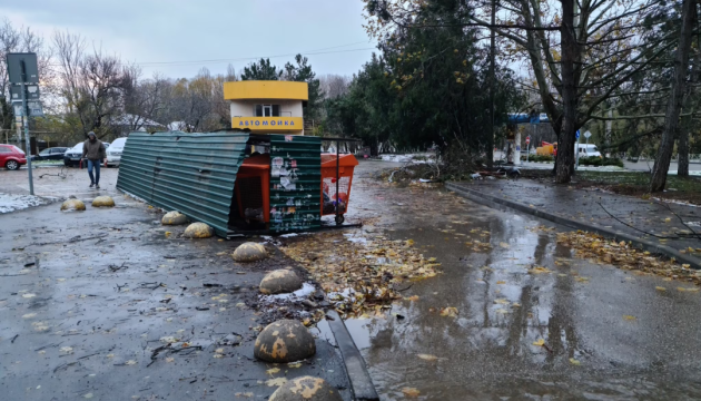 Негода в Криму: перекриті траси, затоплені набережні, є загиблі