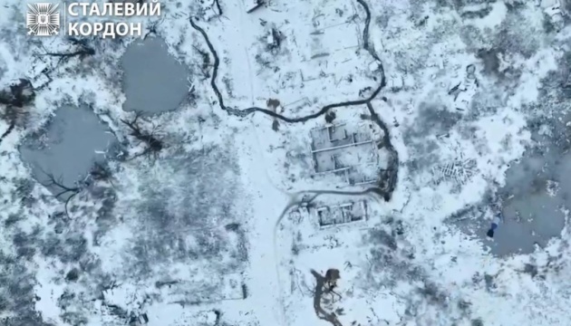 Guardias fronterizos ucranianos muestran el funcionamiento de un dron de ataque en la dirección a Kupyansk