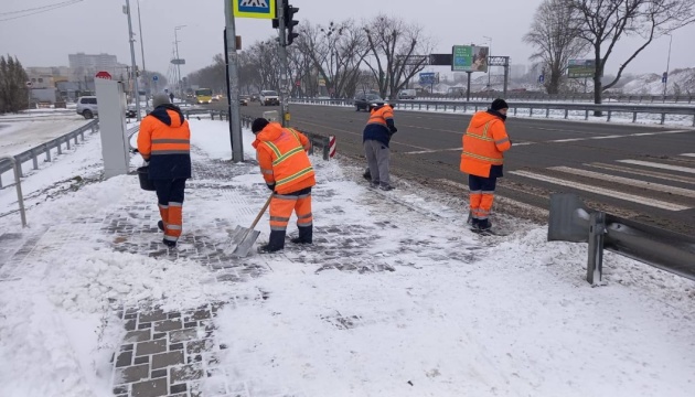 У Києві триває прибирання снігу й обробка доріг протиожеледними засобами