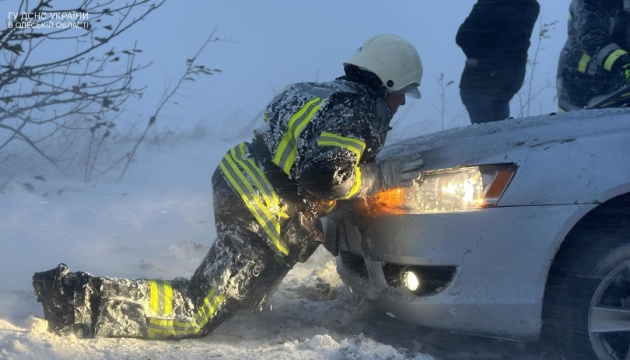 На Одещині рятувальники за ніч витягли зі снігових заметів 145 авто