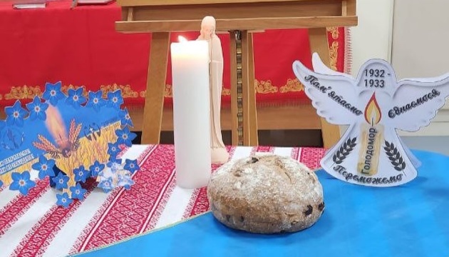 Українці в ОАЕ вшанували памʼять жертв Голодомору літургією та зустріччю з письменницею