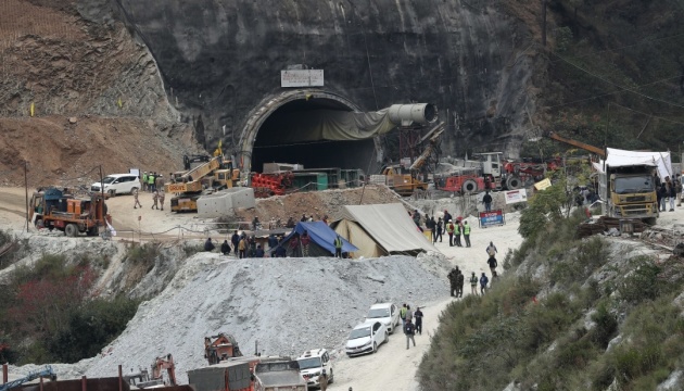 Індійські рятувальники дісталися до людей, які вже 17 днів заблоковані у заваленому тунелі