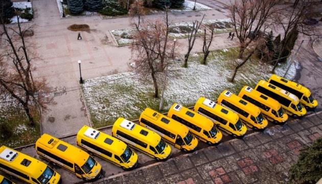 Громадам Дніпропетровщини передали партію шкільних автобусів із Польщі