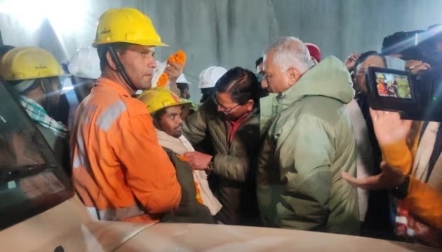В Індії врятували усіх робітників, які понад два тижні були заблоковані у заваленому тунелі