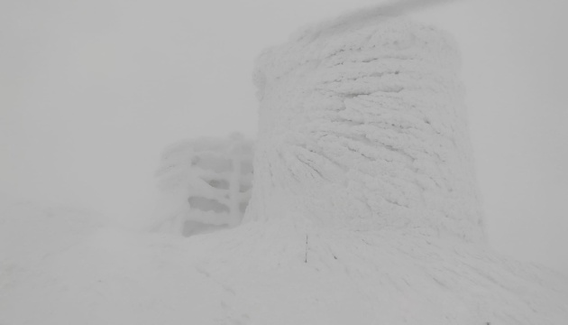 У Карпатах намело до 70 сантиметрів снігу