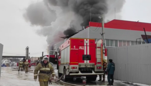 У російському Ярославлі зайнялася масштабна пожежа на заводі, є постраждалі