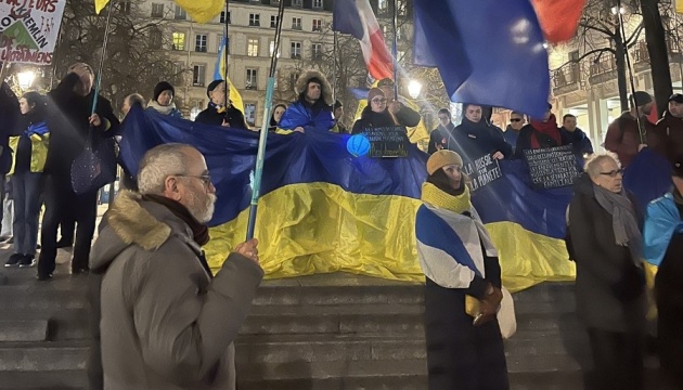 На акції в Парижі нагадали про Голодомор та сучасний геноцид РФ проти українців