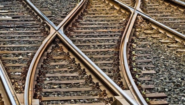 Zugverkehr an zwei Eisenbahnstrecken in Region Moskau wegen Sabotage lahmgelegt - HUR