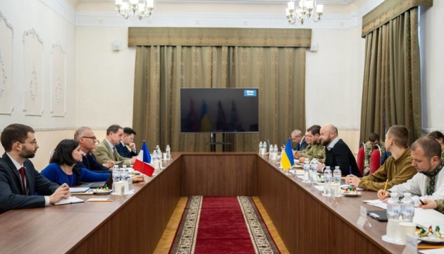 Франція пообіцяла збільшити постачання боєприпасів в Україну 