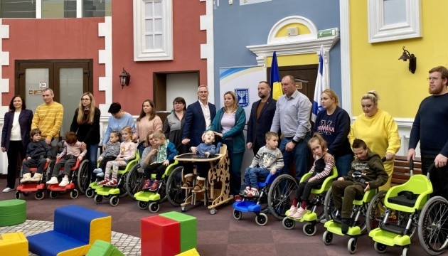 Україна отримала від Ізраїлю 36 дитячих інвалідних візків