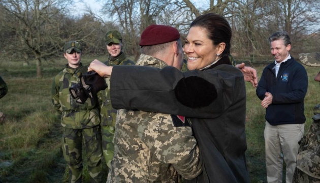 Шведська кронприцеса Вікторія відвідала українських військових на навчаннях у Британії