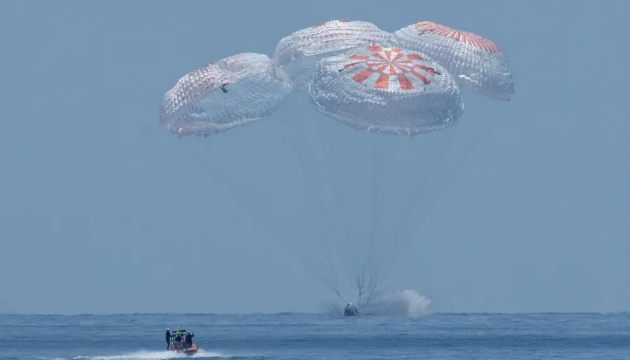 SpaceX купує компанію, яка виготовляє парашути для космічних кораблів - ЗМІ