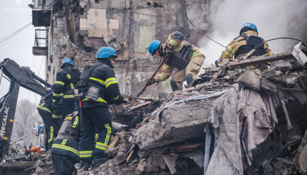 In Nowohrodiwka in Region Donezk aus Trümmern Leiche eines weiteren Toten geborgen