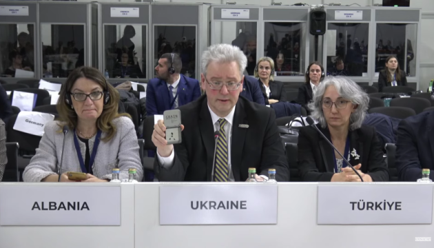 Представник України на засіданні ОБСЄ продемонстрував спалене Росією зерно в Ізмаїлі