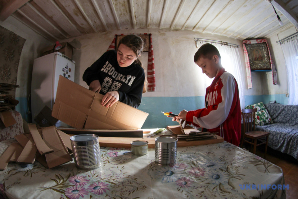 На Київщині дівчинка організувала виготовлення окопних свічок для ЗСУ / Фото: Євген Котенко. Укрінформ