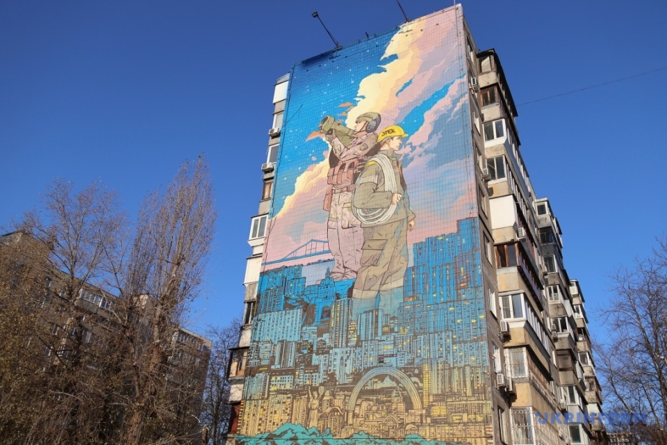 У Києві відкрили мурал на честь енергетиків та сил ППО / Фото: Павло Багмут, Укрінформ