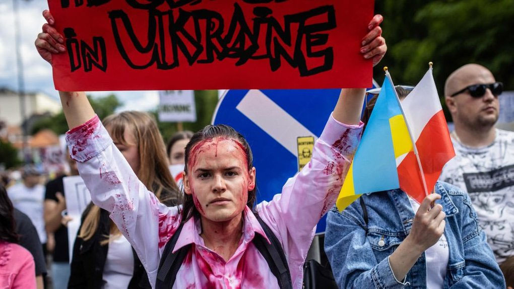 Демонстранти перед посольством Росії у Варшаві, Польща, 17 липня 2022 року. Фото Getty Images