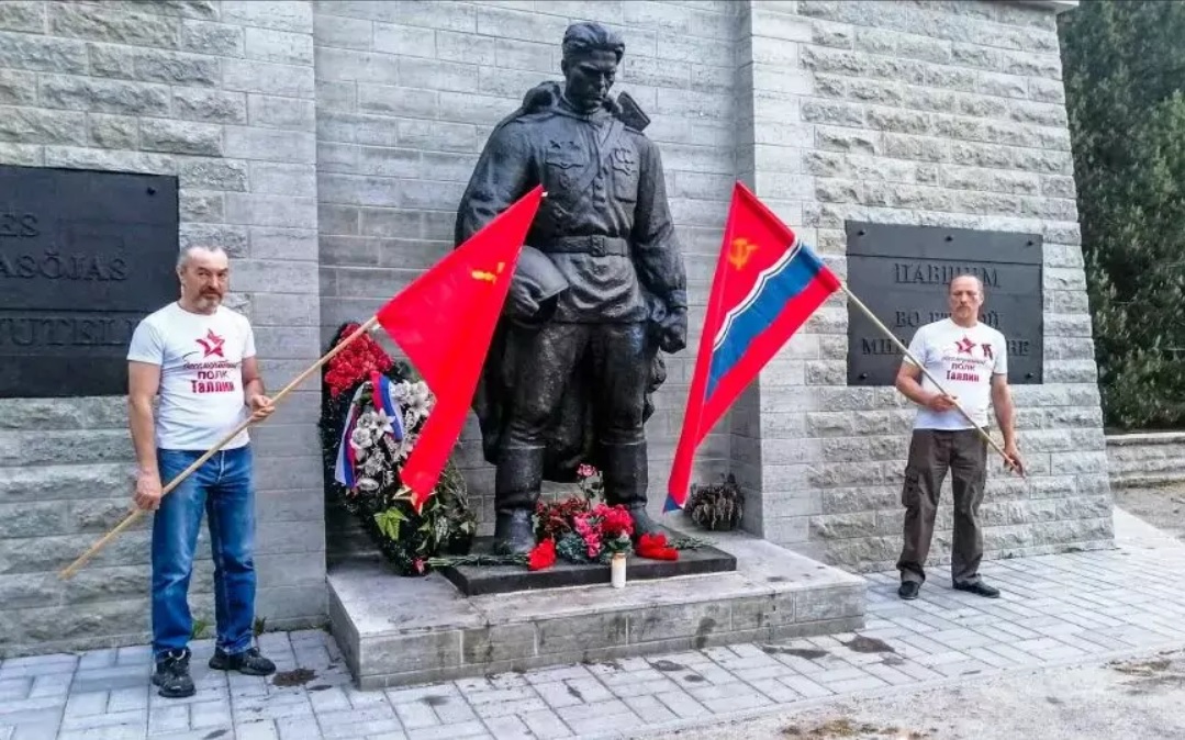Єсаков і Чаулін з радянськими прапорами біля «Бронзового солдата»