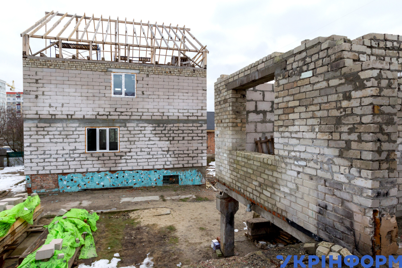 Будинок, що постраждав 5 березня 2022 року внаслідок падіння збитого українськими військовими російського літака СУ-34, який вже майже відновили волонтери Благодійного фонду 