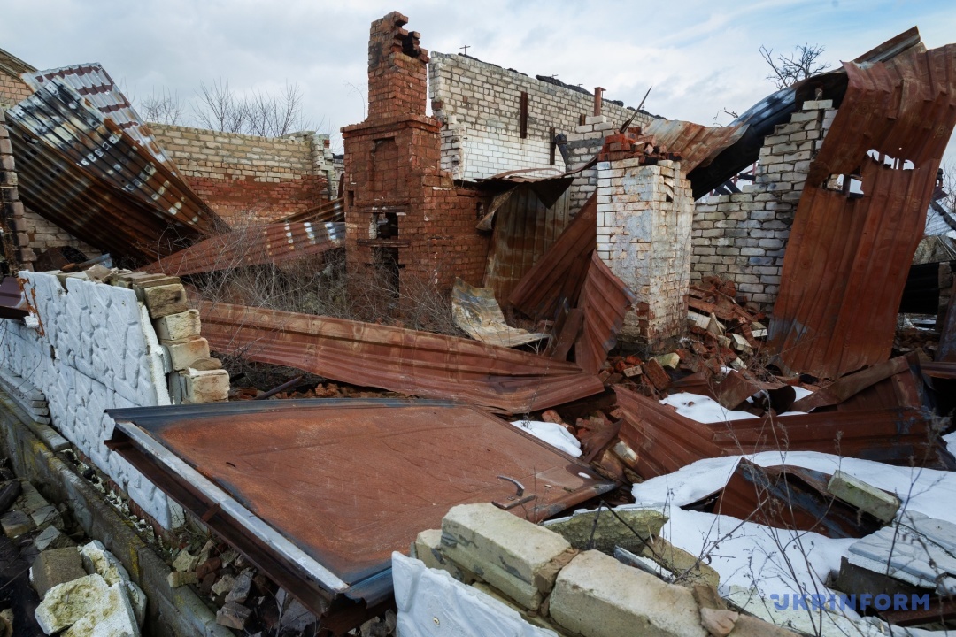 Фрагмент зруйнованого у наслідок ворожих обстрілів буднику у селі Іванівка Чернігівської області