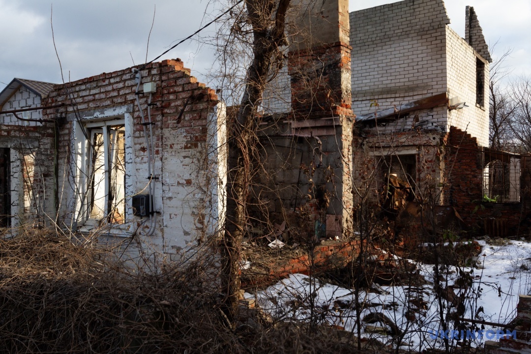 Зруйнована будівля у мікрорайоні “Бобровиця” міста Чернігова. Ця частина міста зазнала значних руйнувань під час битви за обласний центр