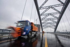 На Подільсько-Воскресенському мосту відкрили рух спецтранспорту та автобусів