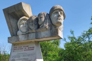 На Прикарпатті жителі двох сіл відмовилися демонтувати радянські пам’ятники