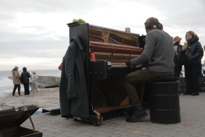 В Одесі музикант Ігор Янчук дав фортепіанний концерт на пляжі Ланжерон