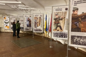 На станції метро «Театральна» відкрилась виставка «Сучасне військо крізь призму минулого»
