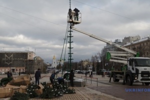 In Kyjiw wird Weihnachtsbaum aufgestellt