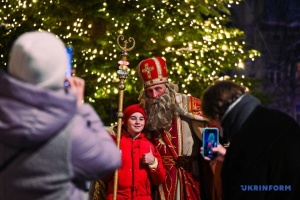 У Львові засвітили подаровану благодійниками головну ялинку міста