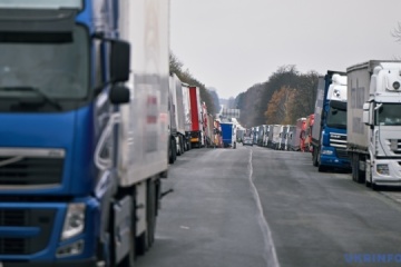 An Grenze zu Polen stauen sich 2.100 Lastwagen