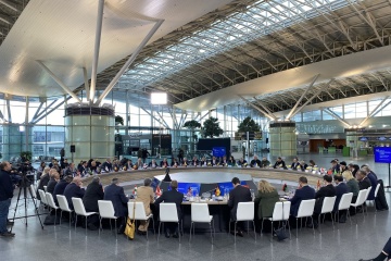 Diplomaten und Regierungsbeamte beraten im Flughafen „Boryspil“ über Friedensformel