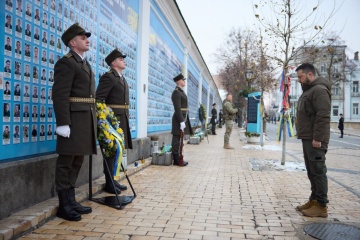 Tag der Streitkräfte: Präsident Selenskyj gedenkt der gefallenen Soldaten