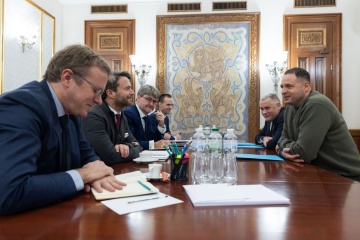 Militärische Bedürfnisse der Ukraine:  Chef von Präsidialamt Jermak trifft sich mit Beratern von Präsident Macron