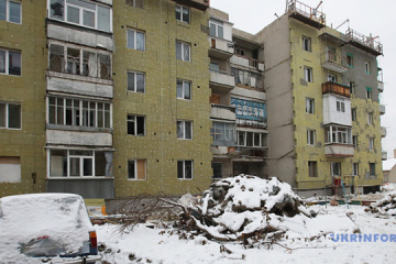 Die Hälfte der Gebäude ist zerstört: Wie die Wohnungen in Staryj Saltiw wiederaufgebaut werden