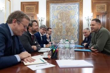Le chef du bureau de Zelensky et les conseillers du Macron ont discuté des principaux besoins de l'Ukraine en matière de défense 