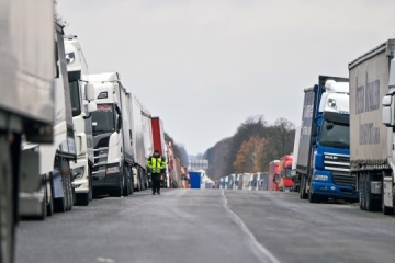 Trucks moving across border with Hungary, blockade now demonstrative - customs officers